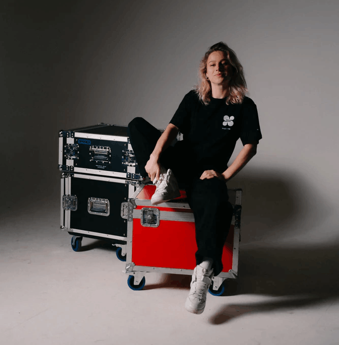 Axelle bij flightcases backstage